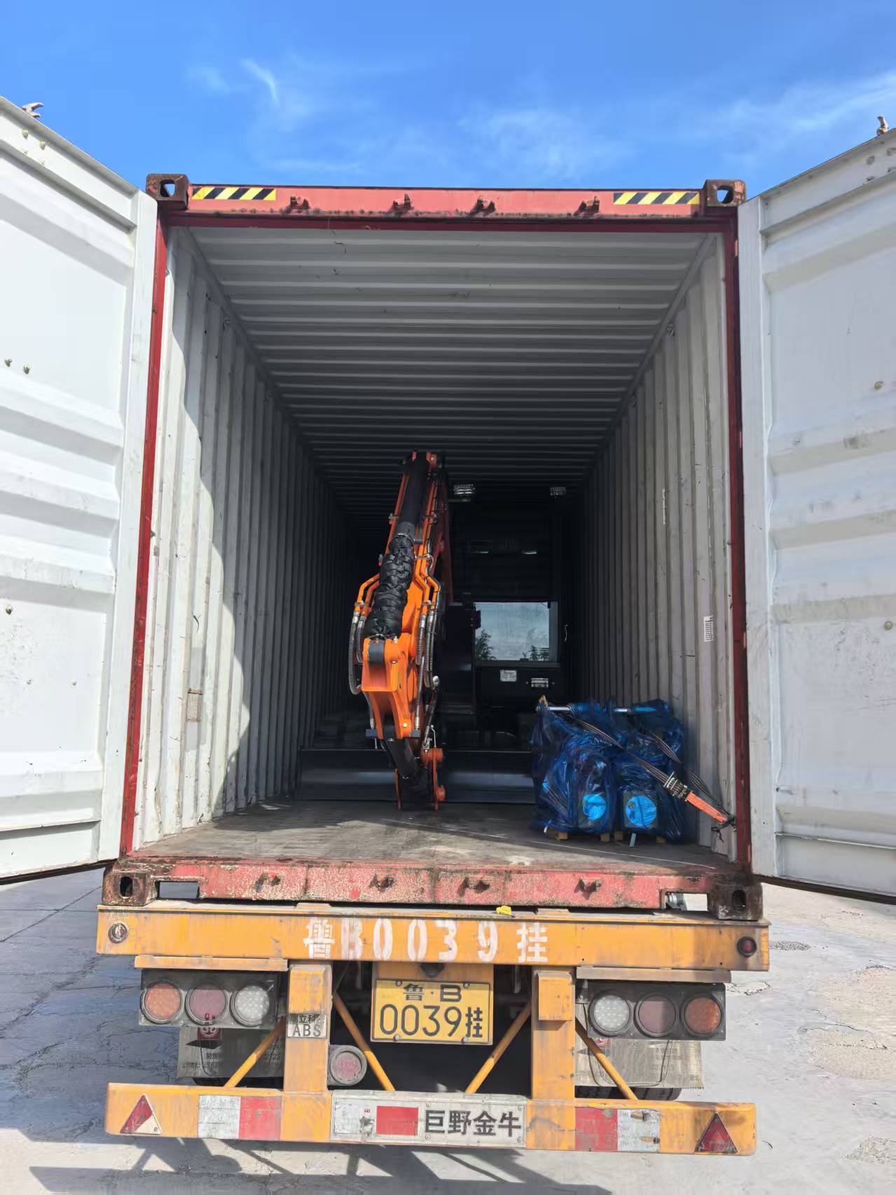 To 6,5T gravemaskiner er blevet afsendt